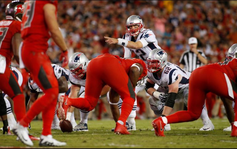 Tom Brady (#12) da indicaciones previo a una jugada de la ofensiva de los Patriots en su encuentro de ayer ante Tampa Bay. AFP/B. Blanco