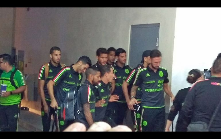 La Selección de México llegó al hotel de concentración en San Luis Potosí, en medio de una ensordecedora afición que esperó casi dos horas su llegada. SUN/E. Luna