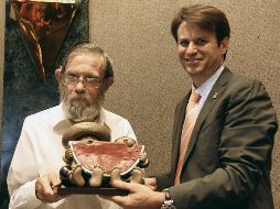Alberto Diez de Sollano Elcoro recibió el galardón de manos de Guillermo Guitérrez Zetina, presidente del Consejo Directivo. EL INFORMADOR/Archivo
