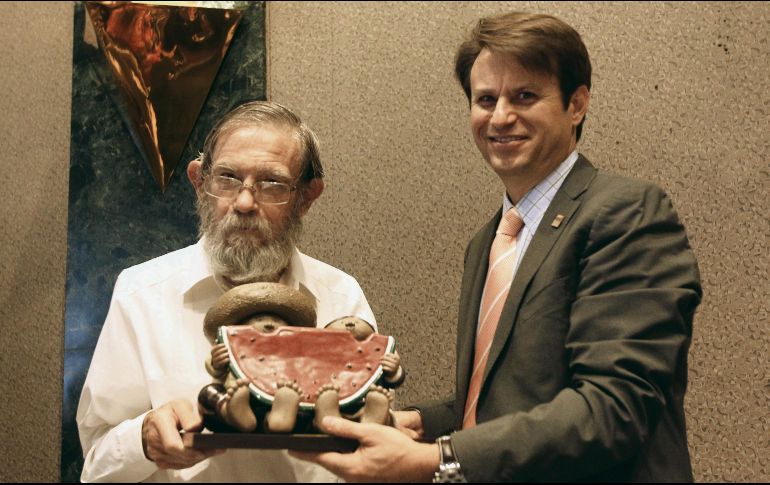 Alberto Diez de Sollano Elcoro recibió el galardón de manos de Guillermo Guitérrez Zetina, presidente del Consejo Directivo. EL INFORMADOR/Archivo