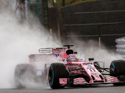 Sergio Pérez tuvo un percance con Carlos Sainz en la primera práctica, afortunadamente sin consecuencias. EFE/D.Azubel