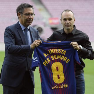 Barcelona renueva contrato de Iniesta ''de por vida''
