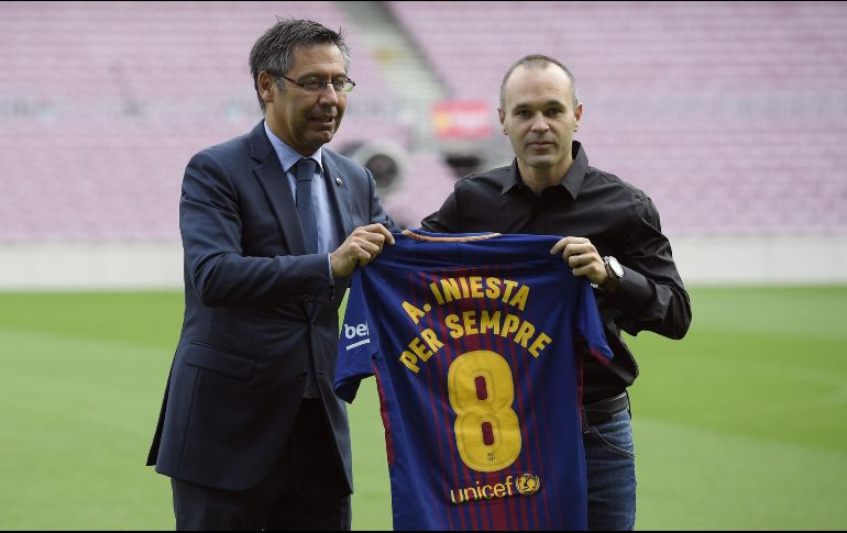 Iniesta firmó el contrato en el estadio Camp Nou, donde le entregaron una camiseta con la leyenda ''A. Iniesta per sempre'', o (por siempre en catalán). AFP / L. Gene