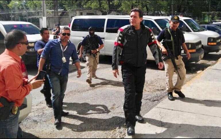 En la imagen el ex gobernador priista viste con una chamarra negra con rayas rojas en los hombros. Hernández fue detenido por acusaciones de delitos de peculado y lavado de dinero. ESPECIAL /