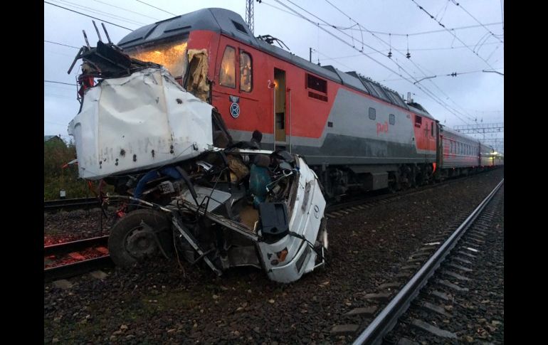Sitio donde un autobús de pasajeros y un tren chocaron en la región de Vladimir, Rusia. Al menos 16 personas murieron en el accidente. AFP/Ministerio ruso del Interior