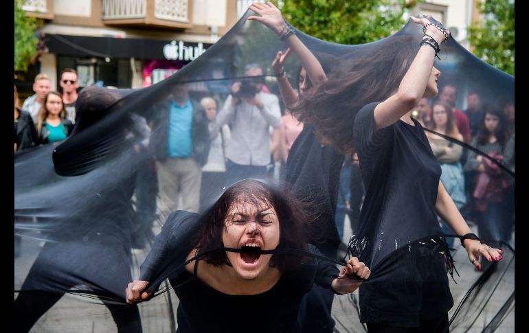 Mujeres en Pristina, Kosovo, realizan una presentación callejera en contra del acoso sexual. AFP/A. Nimani