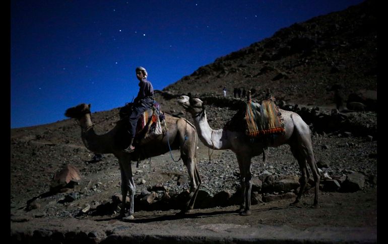 Un hombre aguarda clientes para llevar al monte Sinaí antes del amanecer, en Saint Catherine, Egipto. AP/N. El-Mofty