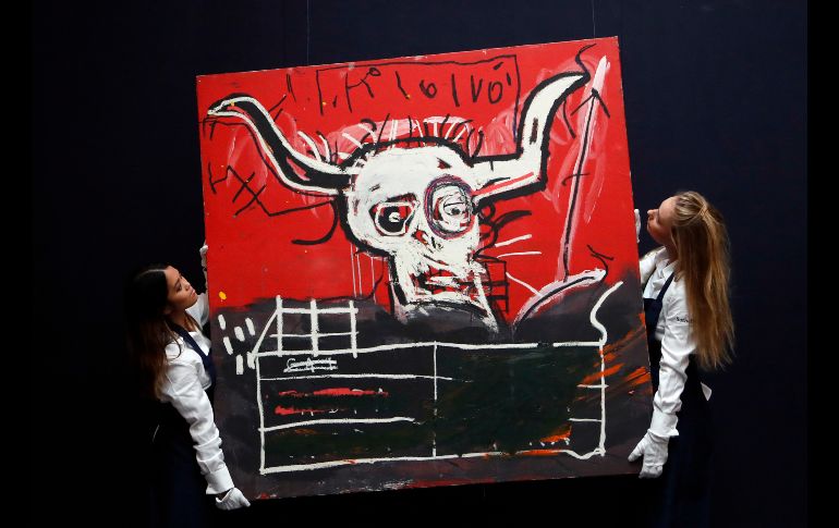 Trabajadoras de Sotheby cuelgan la pintura 