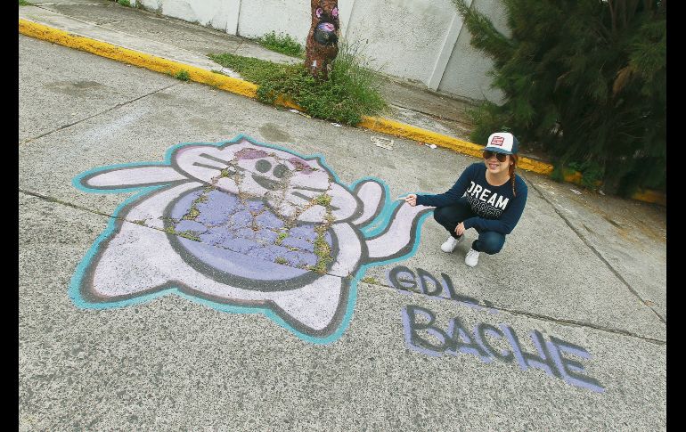 Creatividad. Para hacerlos más visibles, los ciudadanos “adornan” los hoyos con diversos motivos, muchos de ellos, jocosos. EL INFORMADOR/Archivo