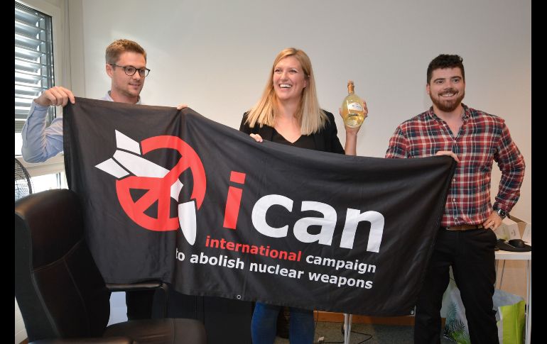 La directora ejecutiva de Campaña Internacional para la Abolición de las Armas Nucleares (ICAN), Beatriz Fihn (c); el coordinador de ICAN, Daniel Hogsta (d), y Grethe Ostern (d), del comité de dirección de ICAN celebran el galardón del premio Nobel de la Paz en Ginebra. AFP/F. Coffini