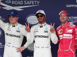Mejores condiciones en la pista después de un viernes con lluvia, el conductor de Mercedes superó de nuevo a Bottas y Vettel para imponer récord de vuelta con 1:27.319. AFP / B. Mehri