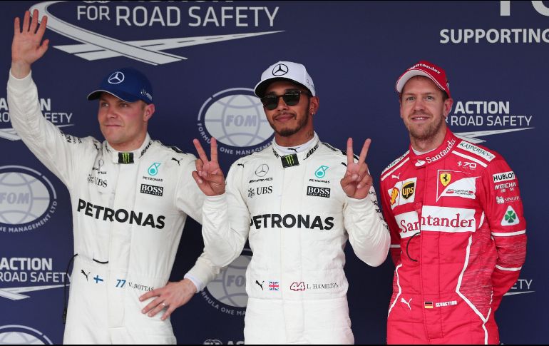 Mejores condiciones en la pista después de un viernes con lluvia, el conductor de Mercedes superó de nuevo a Bottas y Vettel para imponer récord de vuelta con 1:27.319. AFP / B. Mehri