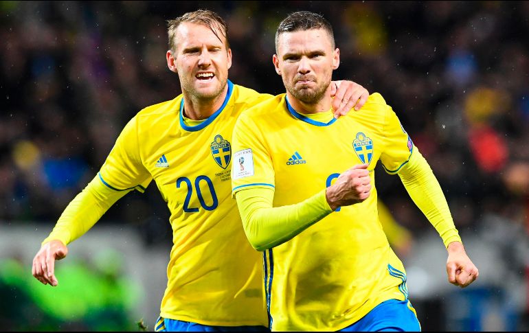 Marcus Berg (D) firma cuatro de los ocho goles suecos. AFP/J. Nackstrand