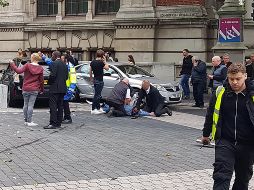 La policía custodia la zona del accidente que dejó 11 heridos en Londres. AFP /