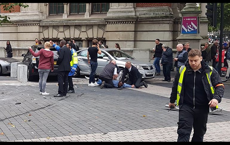 La policía custodia la zona del accidente que dejó 11 heridos en Londres. AFP /
