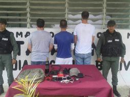 El Sindicato Nacional de los Trabajadores de la Prensa (SNTP) difundió una foto en que se mostraba a los periodistas detenidos custodiados por militares. TWITTER / @sntpvenezuela