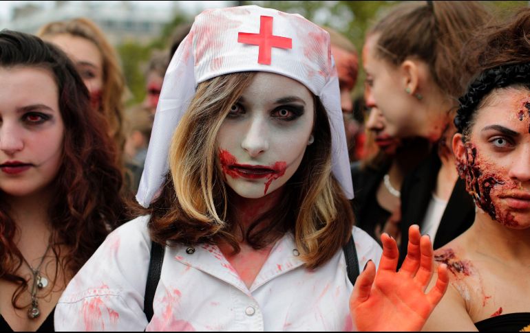 Varios fanáticos de los muertos vivientes salieron a las calles caracterizados por un maquillaje profesional. AFP / T. Samson