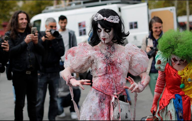 Una mujer viste de novia zombie; se distingue por el aspecto 