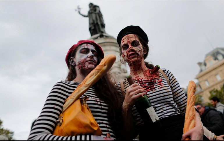 Auténticas parísinas funden la cultura francesa y su gusto por el pan con los disfraces de zombie. AFP / T. Samson