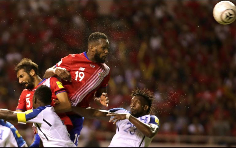 Cabezazo providencial. El testarazo de Waston al 90+5 selló el pase de los ticos, que se colocan como segundo lugar de la eliminatoria de Concacaf. AFP/ J. Rendón