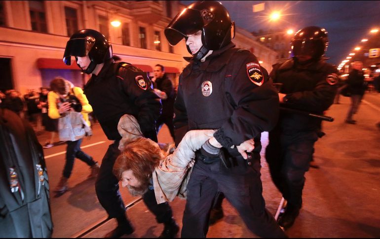 Un oficial detiene violentamente a uno de los asistentes a la marcha convocada por el líder de la oposición, Alexei Navalny. AP/ D. Lovetsky