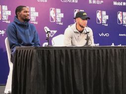 Stephen Curry (der.) y Kevin Durant hablaron sobre las protestas en NBA. ESPECIAL/@warriors
