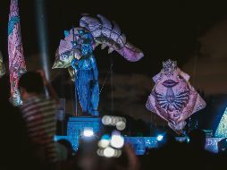 Océano. Así lucía anoche el cruce de López Mateos y Avenida Vallarta por el espectáculo del artista Fabien Chamakoff. EL INFORMADOR/F. Atilano