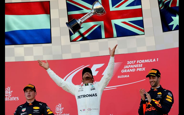 Hamilton celebra en el podio ante miles de espectadores.