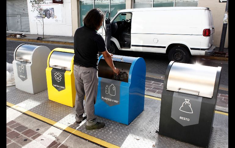 Los Puntos Limpios son plataformas soterradas con cuatro buzones para separar la basura en cuatro categorías. EL INFORMADOR/A. Camacho