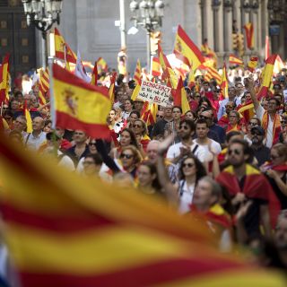 Miles se manifiestan en Barcelona contra independencia de Cataluña