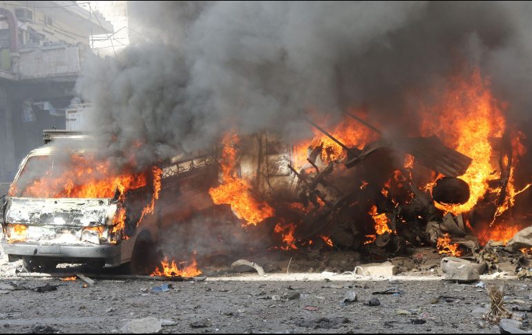 La artillería es disparada en respuesta a un misil lanzado por insurgentes ligados a Al Qaeda. AFP/ M. Al. Bakour