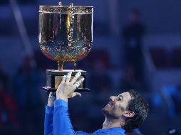 Rafael Nadal levanta el trofeo del Abierto de China en el mismo lugar donde ganó el oro olímpico en 2008. EFE / W. Hong