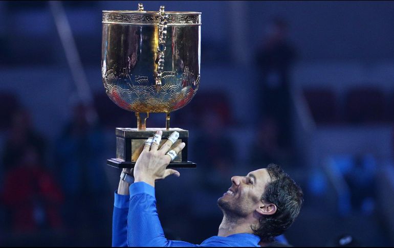 Rafael Nadal levanta el trofeo del Abierto de China en el mismo lugar donde ganó el oro olímpico en 2008. EFE / W. Hong