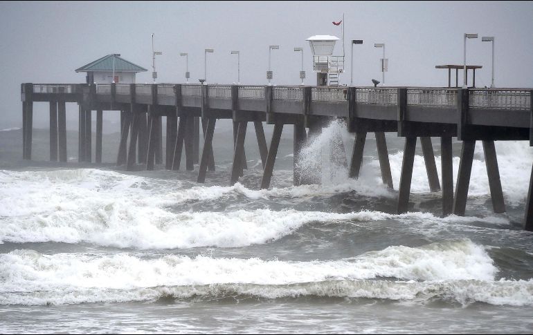 En porciones de la costa estadounidense del Golfo de México el nivel del mar permanece alto, pero empezará a descender. AP / N. Tomecek