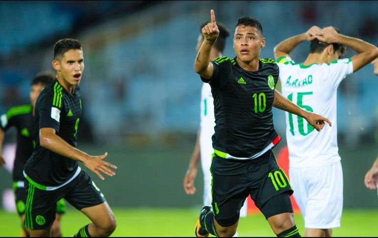 Roberto de la Rosa celebra tras anotar el tanto de México, al minuto 51. TWITTER/@miseleccionmx