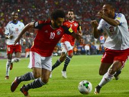 Un tanto de penalti anotado por Salah (I) al minuto 95 confirma la cita de los egipcios en la justa rusa.  AFP/ T.Abdel Hamid