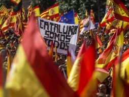 Este domingo miles de catalanes se manifestaron contra el referéndum en las calles de cataluña. EFE/ Q. García