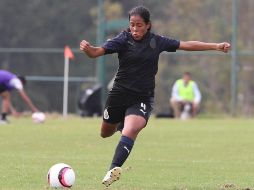 Al minuto 3 Arlett Tovar anotó por la vía del penalti el primer gol de Chivas. Twitter/@ChivasFemenil