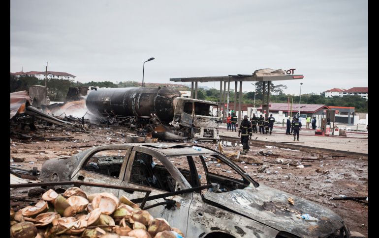 Bomberos laboran en el sitio de una explosión de una gasolinera en Accra, Ghana. Al menos seis personas murieron y otras 130 resultaron heridas por el incidente ocurrido. AP/R. Brentuo