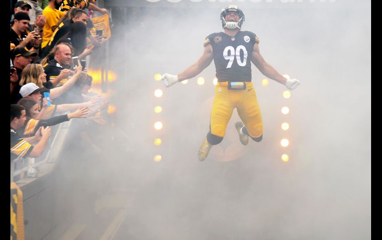 T.J. Watt, de los Acereros de Pittsburgh salta a través de humo en su presentación del juego de la NFL contra los Jaguares de Jacksonville, en Pittsburgh. AP/F. Vuich