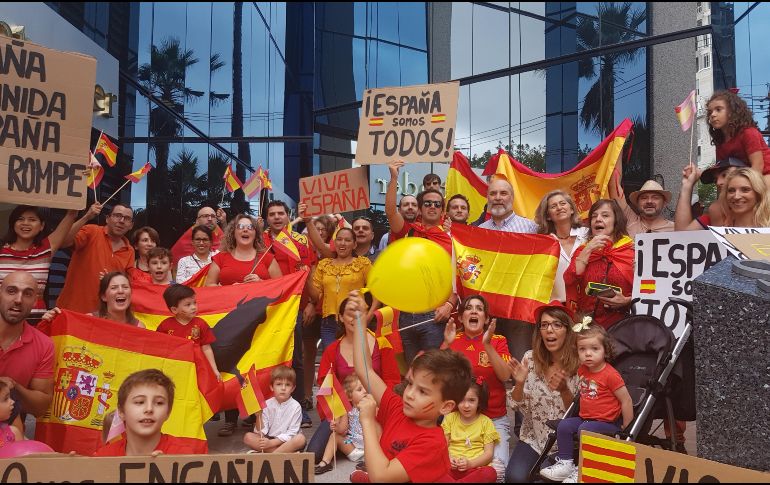 Los ciudadanos españoles se reunieron afuera del consulado. EL INFORMADOR / R. Bobadilla