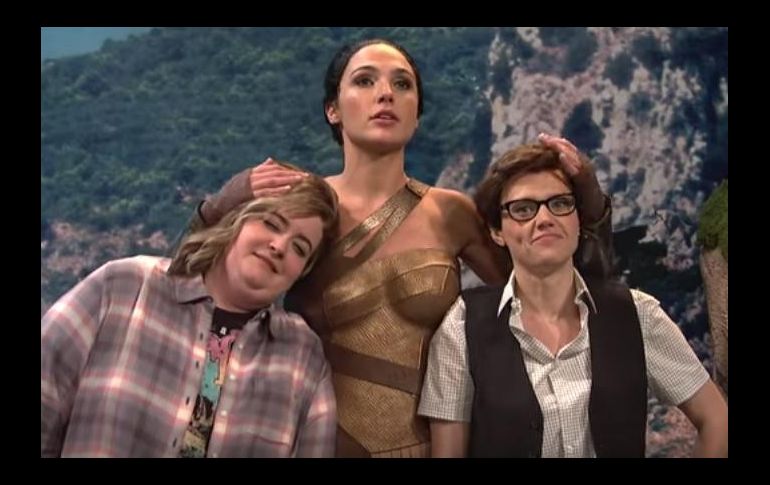 Gadot  interpretó una parodia de 'La Mujer Maravilla'. YOUTUBE / Saturday Night Live