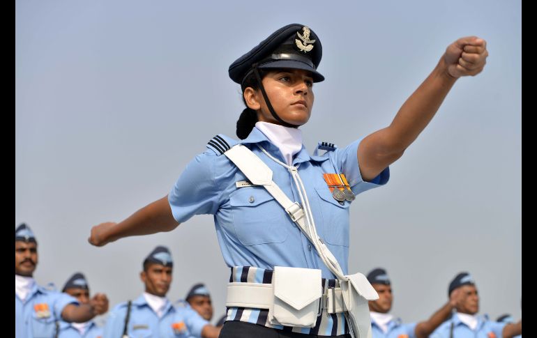 Integrantes de la Fuerza Aérea de la India desfilan en las celebraciones del Día de la Fuerza Aérea en Ghaziabad. AFP