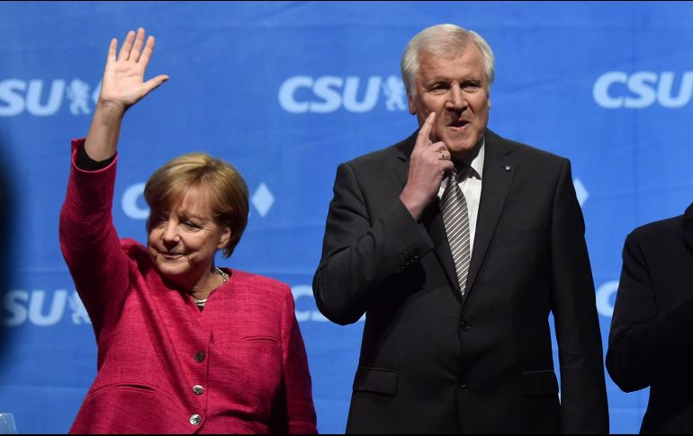 Merkel y el presidente de la CSU, Horst Seehofer, quieren presentar los detalles sobre el acuerdo durante una rueda de prensa celebrada el lunes hacia el mediodía en Berlín. AFP / C. Stache