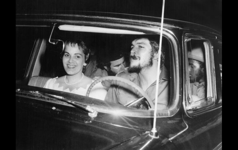 Guevara conduce un vehículo junto a Aleida March el día de su boda en La Habana, el 2 de junio de 1959. AFP/Archivo familiar