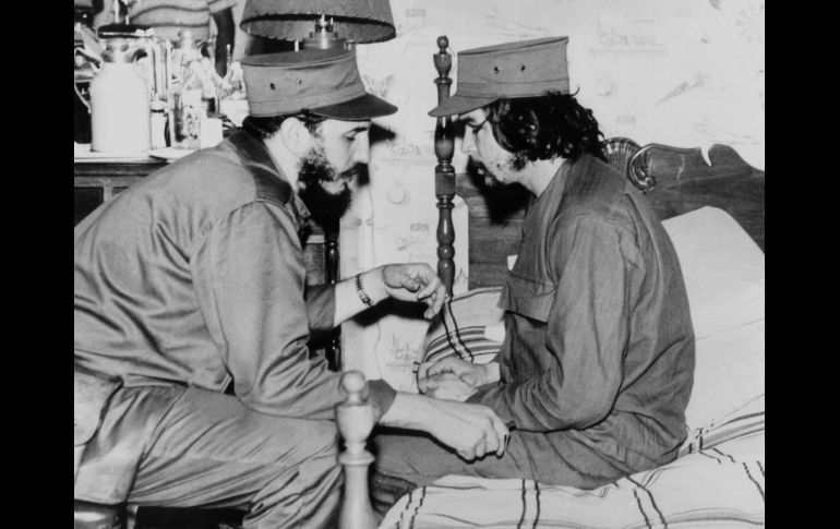 En una imagen de 1959 junto a Fidel Castro (i), poco después de la entrada triunfal en La Habana que marcó el fin de la dictadura de Fulgencio Batista. AFP/Agencia Estado