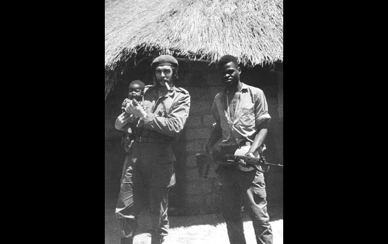 En 1964-65 realizó un viaje por China, Africa y otros países. Foto de 1965 junto a un soldado congolés de la guerrilla que el Che comandaba en ese país. AFP/Archivo familiar