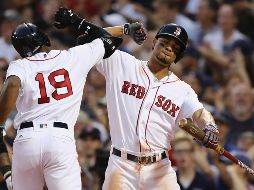 Jackie Bradley (#19) celebra tras conectar un jonrón en la séptima entrada. AFP/Elsa