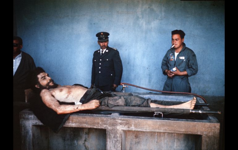 El 10 de octubre de 1967, un día después de su muerte, el cuerpo del guerrillero argentino se expuso en una morgue improvisada en un antiguo establo, en Vallegrande. AFP/Archivo