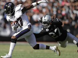 Wallace (I) acarrea un pase de Flacco ante el acoso de Nelson (D), de los Raiders. AP/M. Sánchez